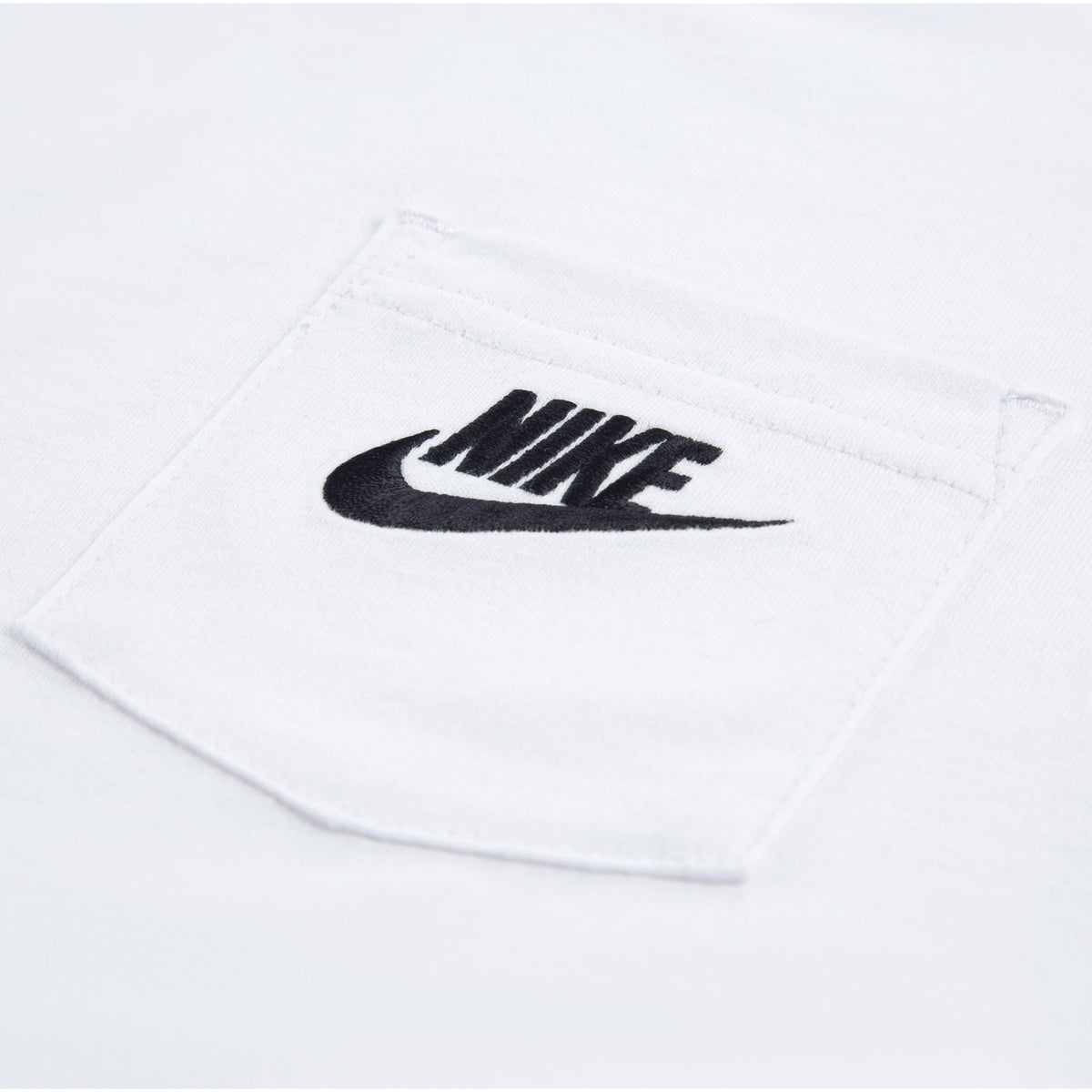 NIKE ENSEMBLE TEE-SHIRT À POCHE ET SHORT